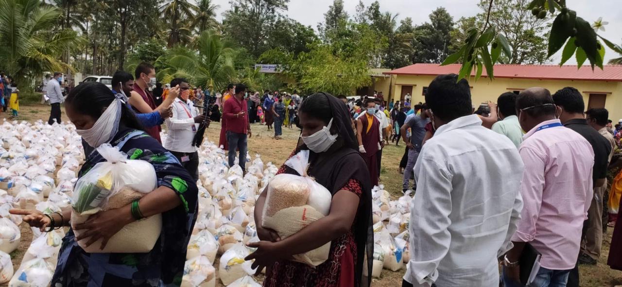 Erste Nahrungsmittelausgabe an 3000 arme Haushalte in Südindien